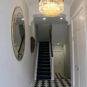https://moxie-luxury-apartments.belfasthotelsireland.com