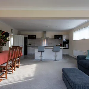https://seaview-cottage-cardiff.cardiffhotelswales.com